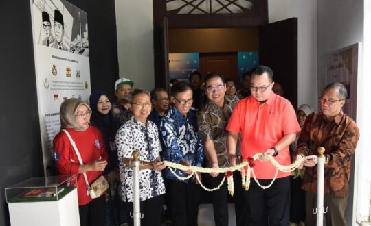 Pemotongan Pita oleh Rektor IPB